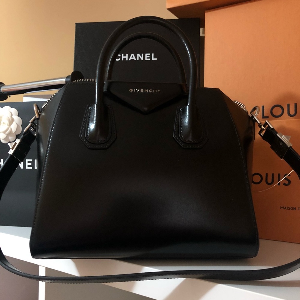 SOLD❌Givenchy Antigona size Small